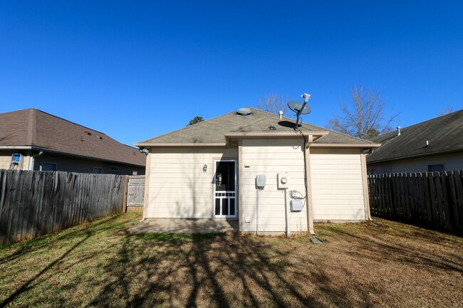 Building Photo - GREAT HOUSE IN FOX HOLLOW SUBDIVISION