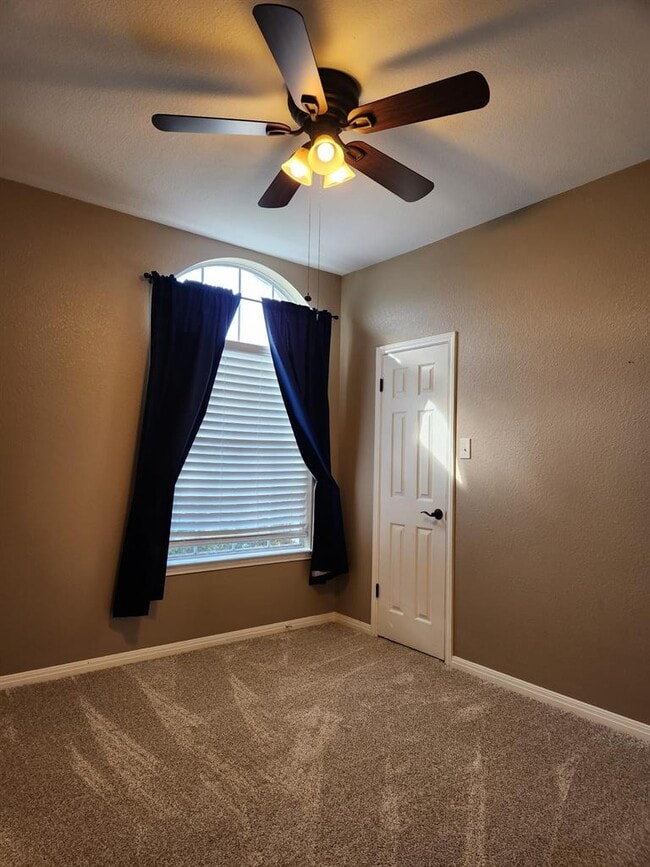 Building Photo - 207 Meadows Ln