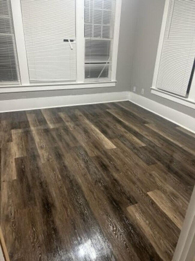 Building Photo - 350 W Waco Ave