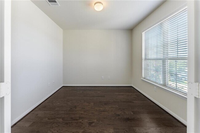 Building Photo - 141 Cres Heights Dr