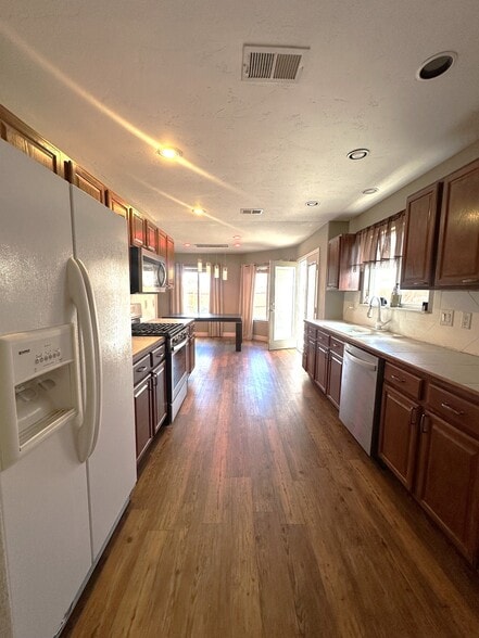 Building Photo - 708 1/2 Willow Creek Rd