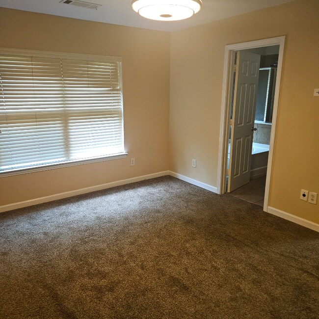 Building Photo - 1052 Crown Blvd