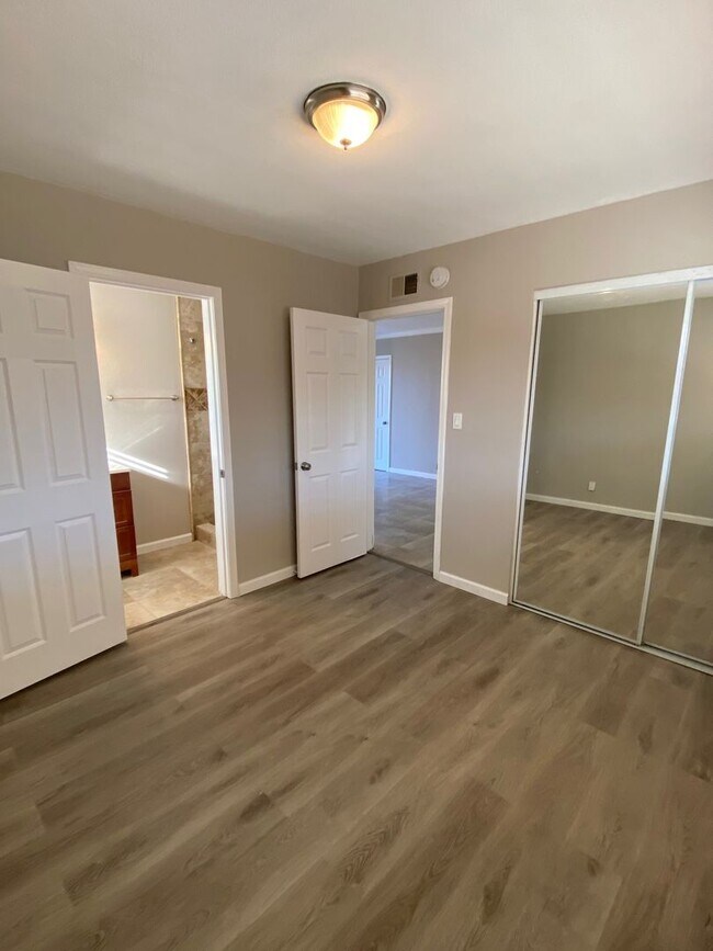 Building Photo - 4 Bedroom in Simi Valley