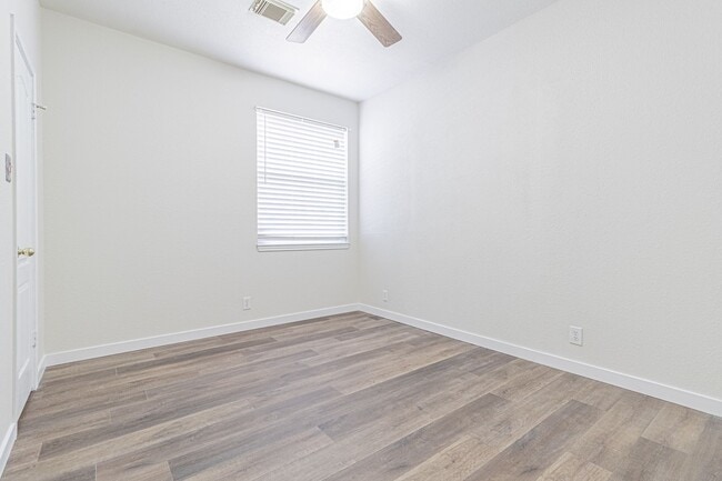 Building Photo - 213 Tapwood Ln