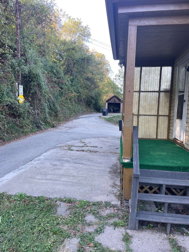 Building Photo - 3 bedroom in quiet part of Clairton Move in Special 50% off 1st months rent!!