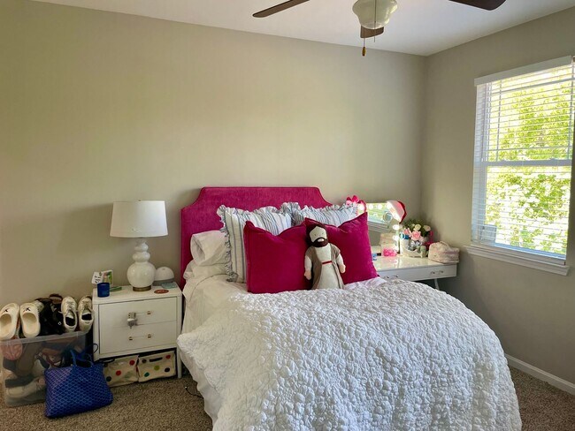 Building Photo - 5 bedrooms in Rowandale