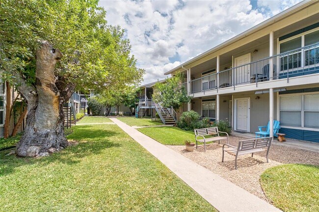 Building Photo - 2450 Ashdale Dr