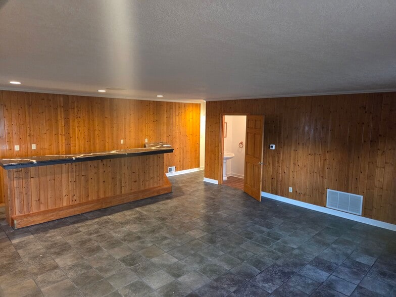 Building Photo - 600 Perry Hwy