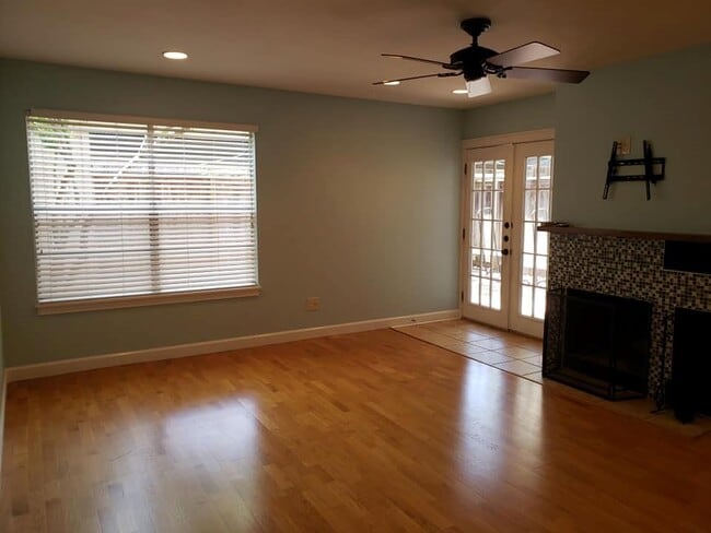 Building Photo - 2002 Voltaire Dr