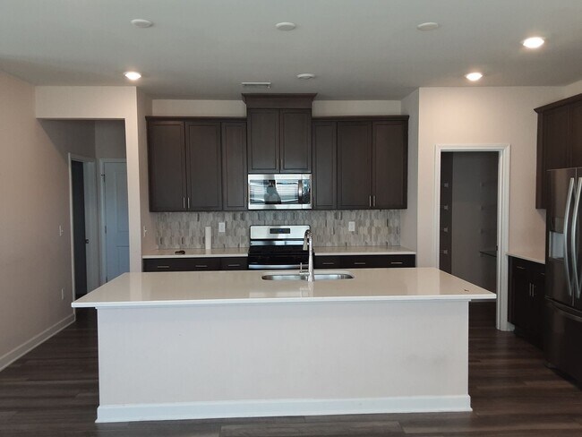 Building Photo - Don't miss out on this beautiful 5 Bedroom...
