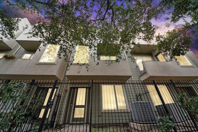 Building Photo - 1403 Delano St