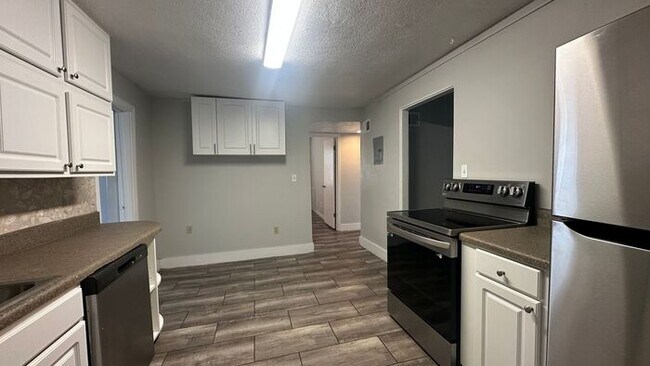 Building Photo - Spacious 3 Bed, 2 Bath Just Minutes from the Beach