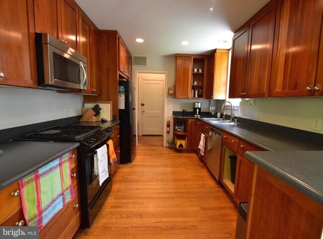 Building Photo - 1300 Noyes Dr