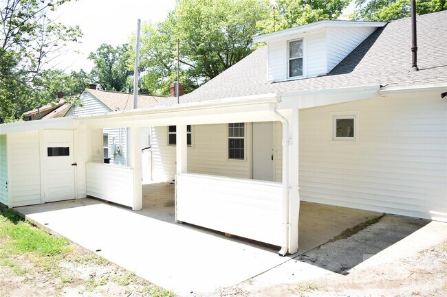 Building Photo - 223 Maple St