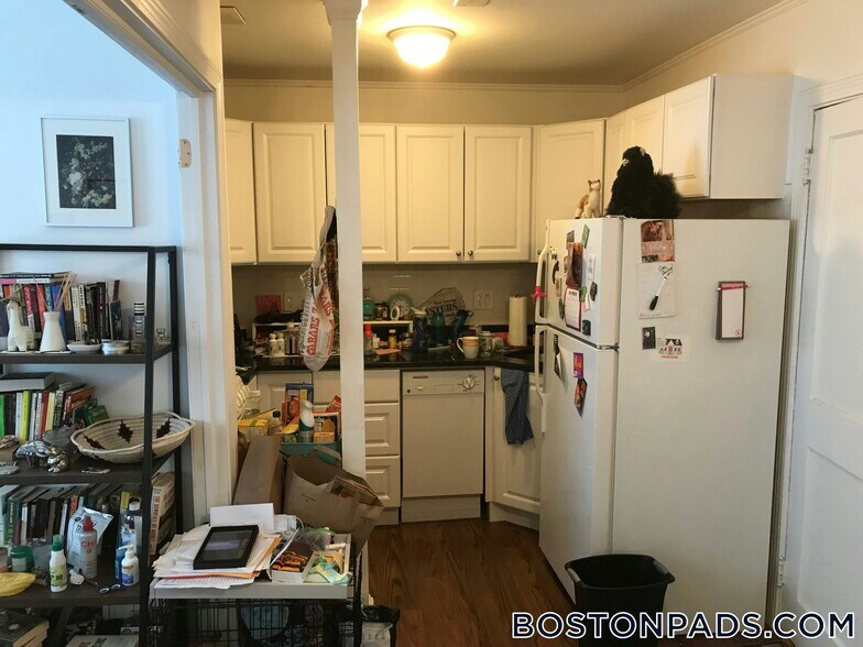 Building Photo - 64 Hemenway St