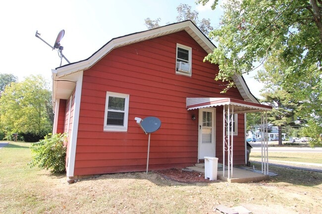 Building Photo - One of a Kind 4 Bed 1 Bath Home