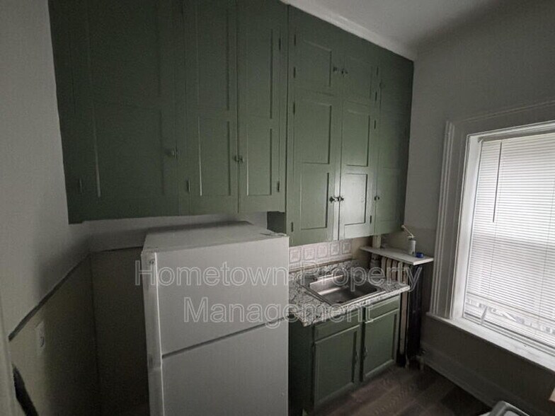 Building Photo - 319 E Sunbury St