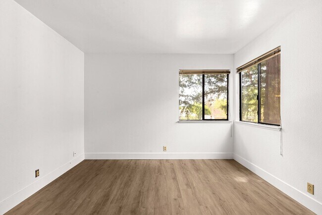 Building Photo - Beautiful Sawmill Commons Condo!
