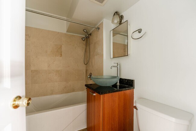 Building Photo - Lincoln Square - English Garden, 2 Bed / 1...