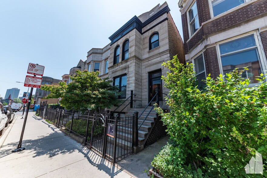 Building Photo - 907 W Addison St