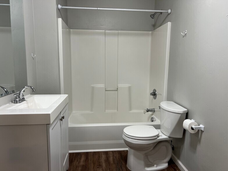 2nd full bathroom - 2106 Mesa Ave