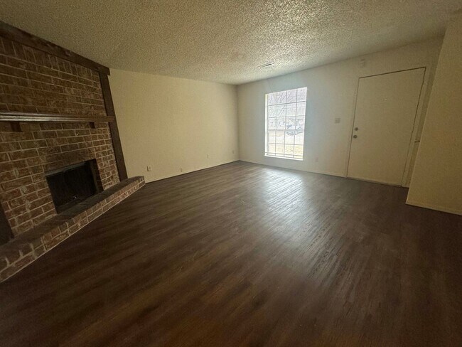 Building Photo - Cute 3 bedroom 2 bathroom Duplex In Broken Arrow!
