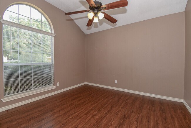 Building Photo - Nice Three Bedroom Duplex in Commerce in a...