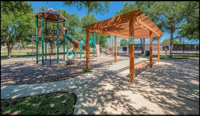 Building Photo - 6703 Cypress Village Dr