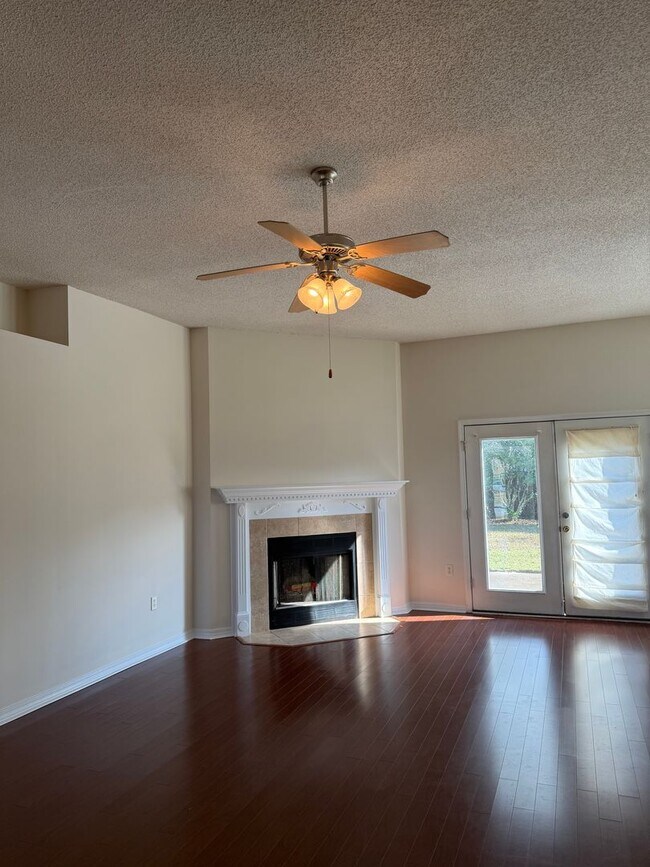 Building Photo - Beautiful 4 Bedroom In Niceville!