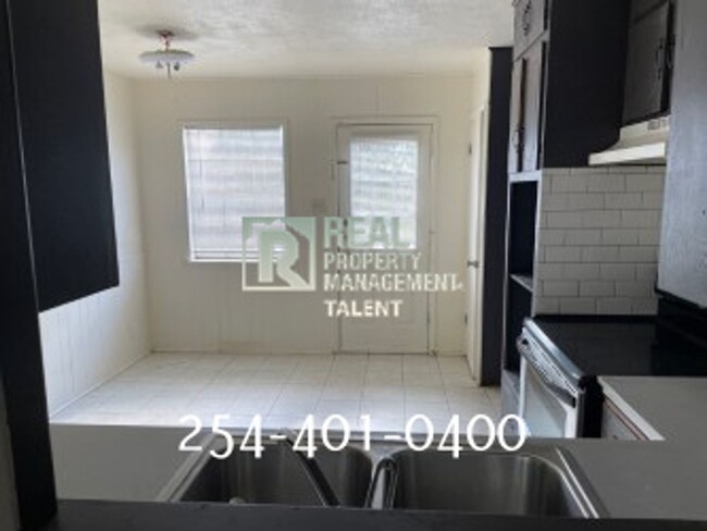 Building Photo - 2 Bedroom, 1.5 Bathroom Duplex Townhome fo...