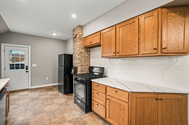 Building Photo - Rare Kenwood Townhome, Across from Campus