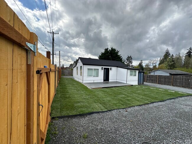 Building Photo - 1747 NE 147th St