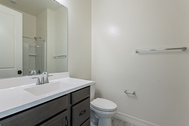 Building Photo - 5 BEDROOM 4 BATH SINGLE FAMILY HOME