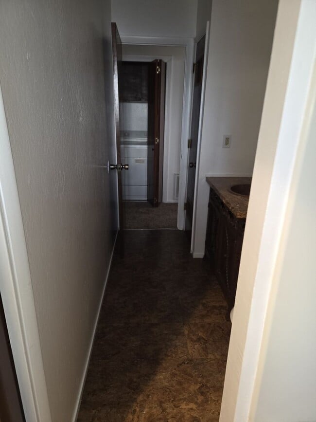 Building Photo - Two bedroom unfurnished in Sierra Tract