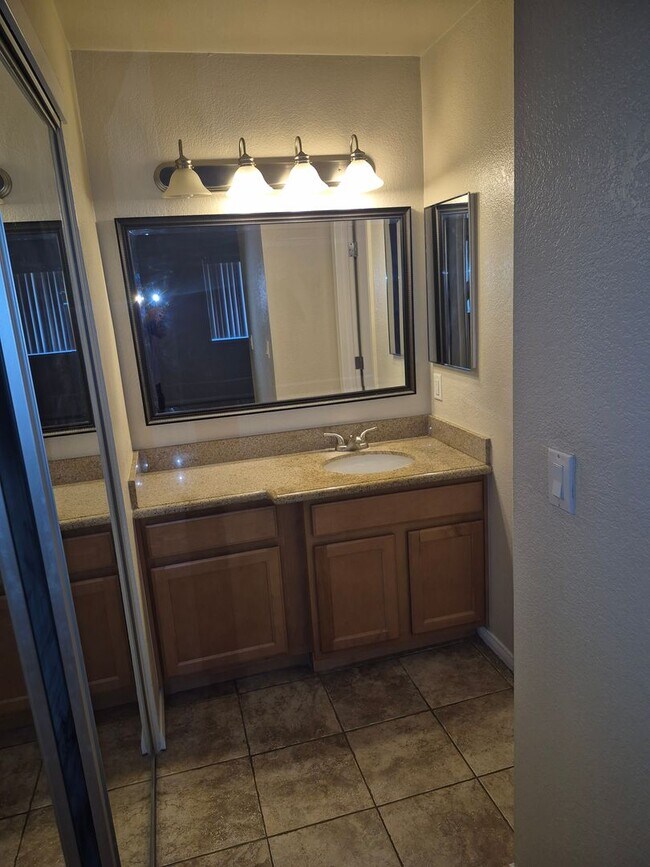 Building Photo - Two Bedroom Unit in HOA with Pool