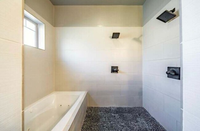 Building Photo - Luxury home on generous lot in the prestigious hills of East Medford!