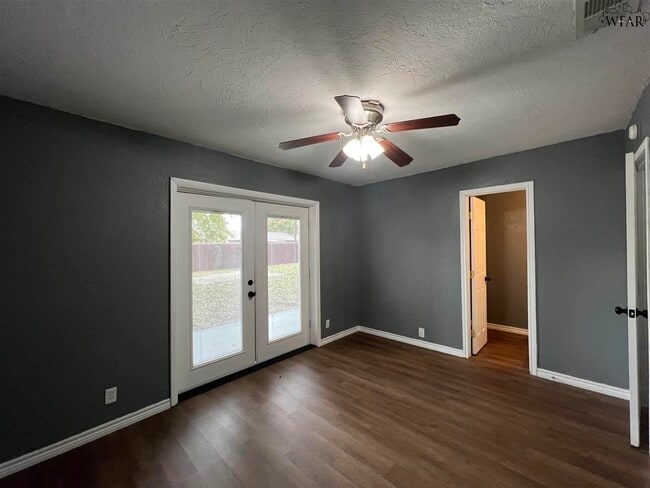 Building Photo - 5026 Lakefront Dr