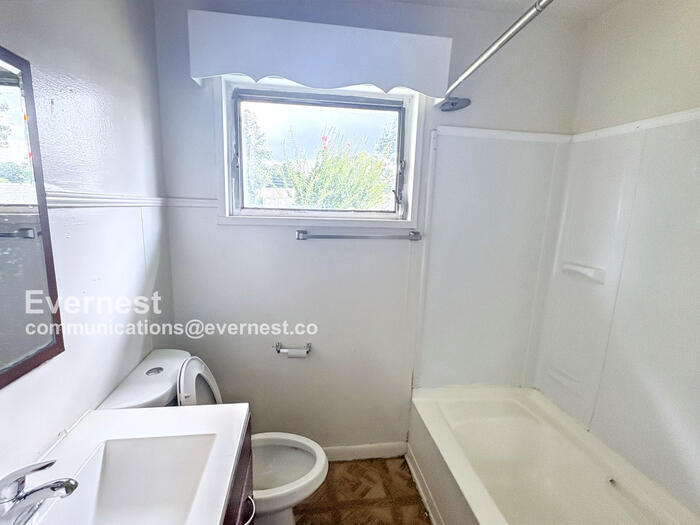 Building Photo - 1549 Elm St SW