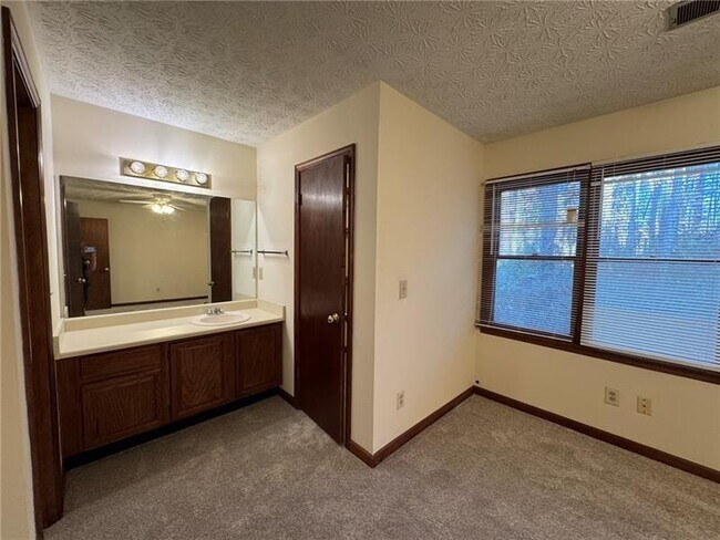 Building Photo - 1105 Booth Ct SW