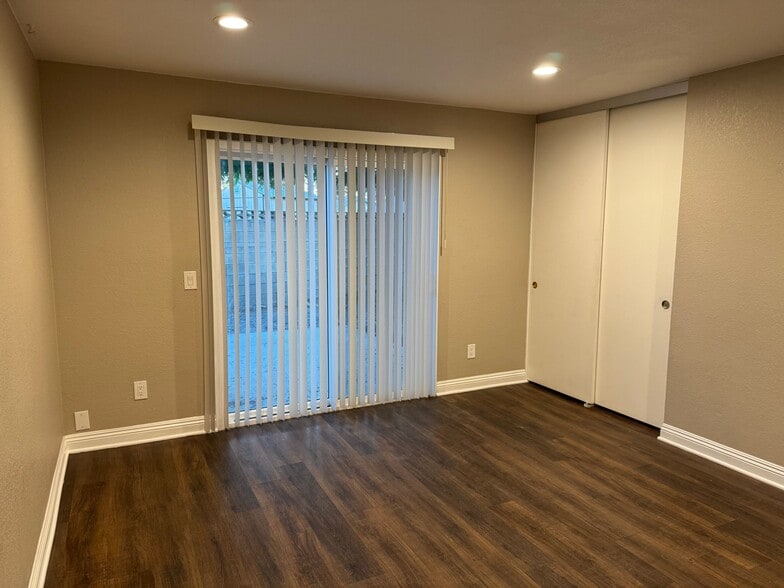 Building Photo - 15840 Rainbow Dr