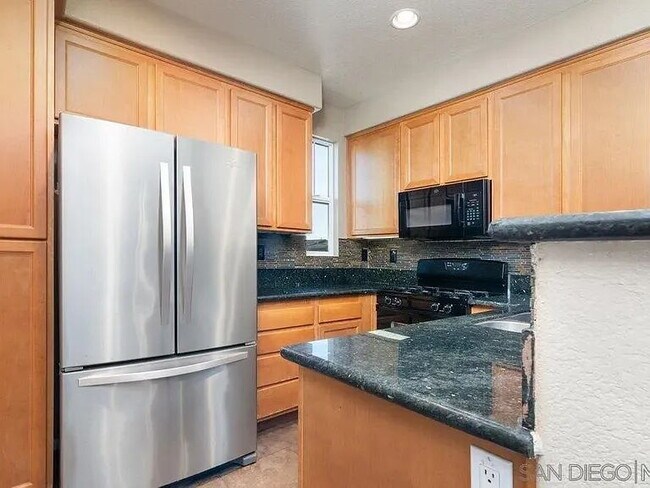 Building Photo - Don't miss out!  This beautiful spacious condo offers open floor plan, lot's of natural light, pr...
