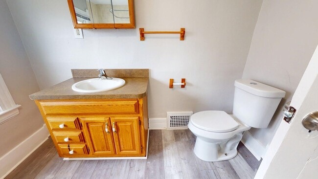 Building Photo - Lorain 2 Bedroom Single Family Home