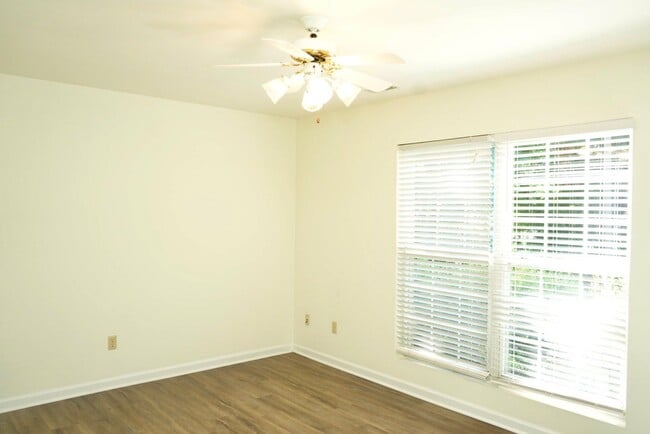 Building Photo - 111 Darien Terrace