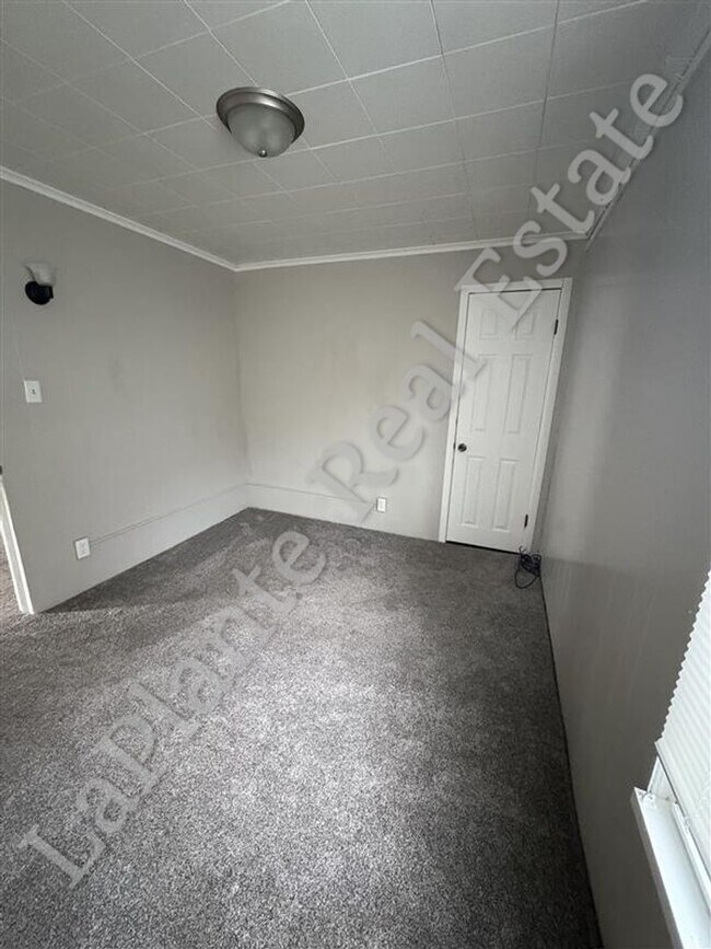 Building Photo - Welcome to this Charming 3-Bedroom Home Ne...