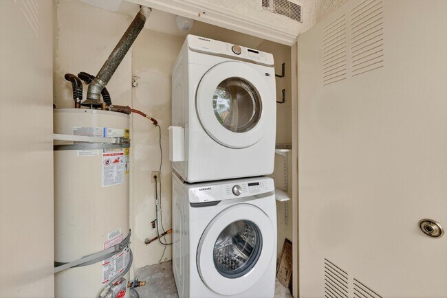 Building Photo - Gated Lake Forest Condo | Pool, Spa, Washer/Dryer & 3 Parking Spaces