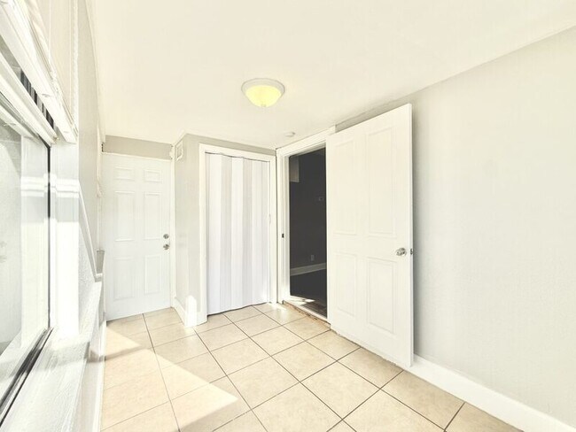 Building Photo - 1914 31st St S