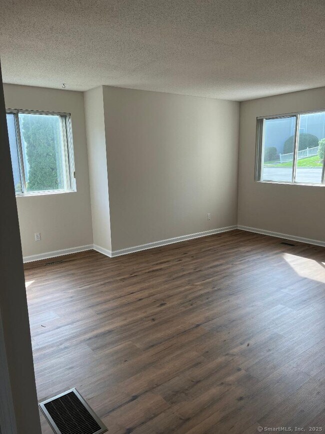 Building Photo - 80 Country Ln