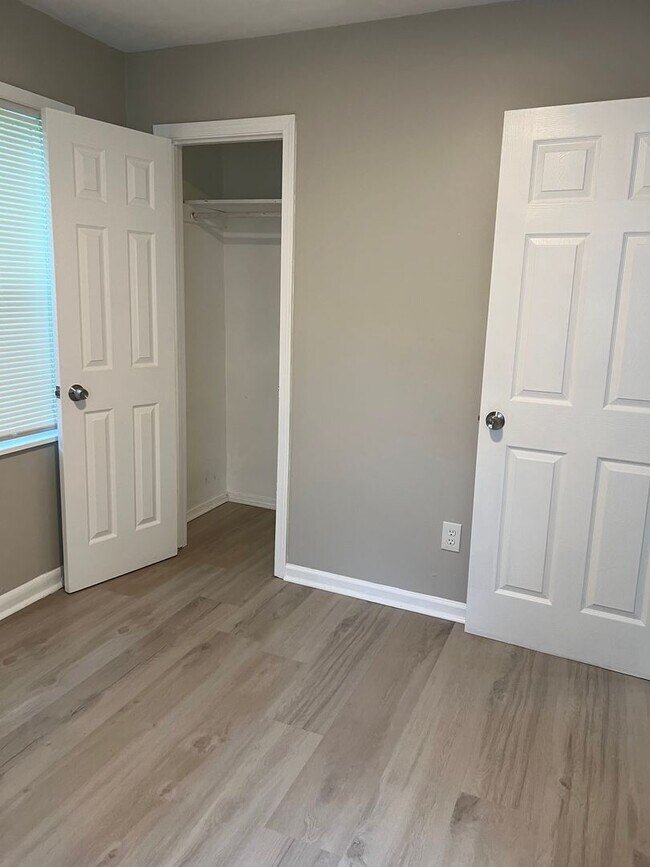 Building Photo - A beautiful newly renovated 3 Bed, 1 full ...