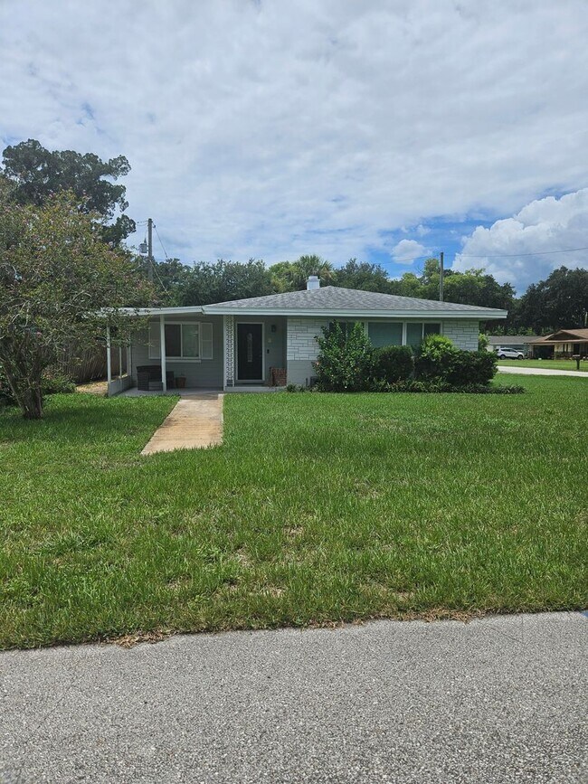Building Photo - BEAUTIFUL 4 BEDROOM 2 BATH HOME IN THE BEA...