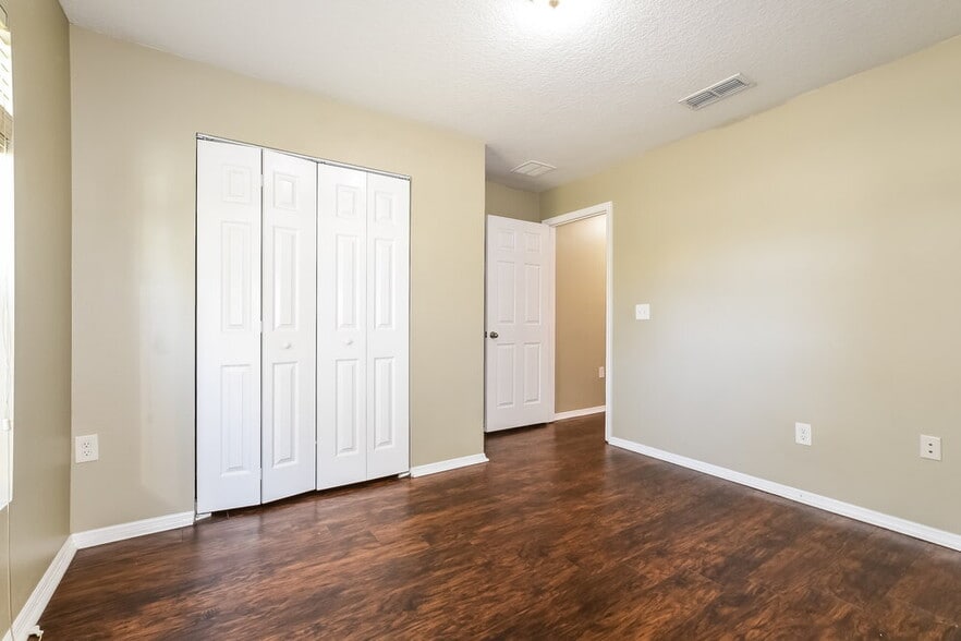 Building Photo - 2050 Wavy Leaf Ct